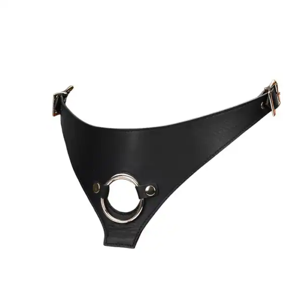 Arnés Strap On Collection Dark Secret de cuero negro, ajustable en la cintura y los muslos. Anilla de 3,8 cm para dildos, plugs o vibradores. Metal dorado, cuero vacuno auténtico, diseño lujoso.