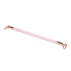 Barre d'écartement en cuir rose de la collection Fairy, en cuir d'agneau et bois d'eucalyptus, avec anneaux métalliques or rose. Un accessoire BDSM élégant pour maintenir la soumission avec douceur et fermeté.