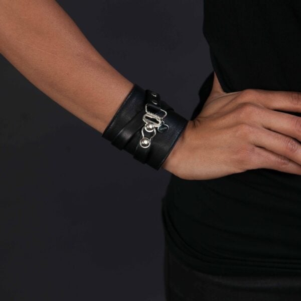 LALITA - The Cuff Set Menottes Cuir Noir et Violette Réversible en cuir d’agneau italien d’Amalfi Détail en Acier Inoxydable