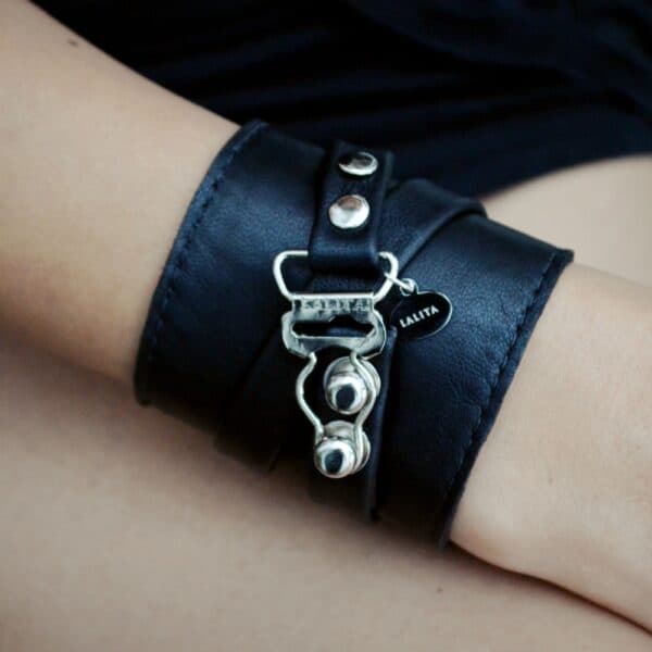 LALITA - The Cuff Set Menottes Cuir Noir et Violette Réversible en cuir d’agneau italien d’Amalfi Détail en Acier Inoxydable