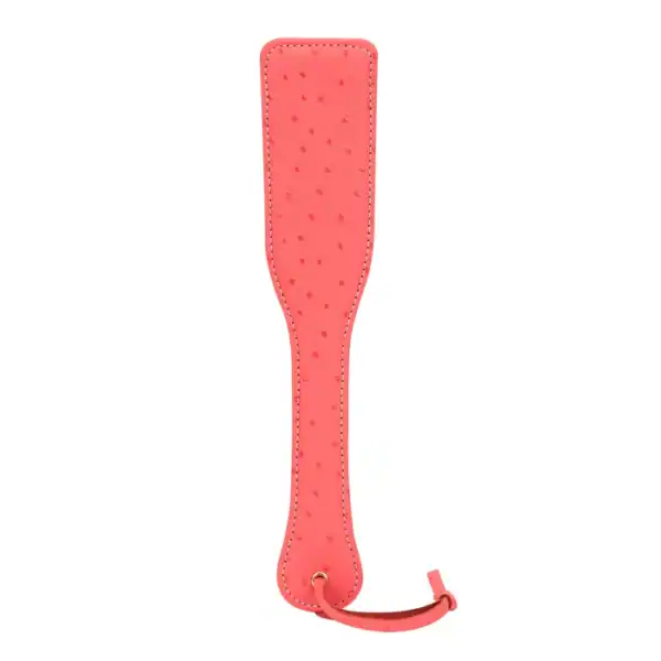 Paddle aus kirschrosa Leder LIEBE SEELE, geprägte Straußenhaut, leicht und handlich. Glamouröses Design und furchteinflößende Funktion für intensive BDSM-Spiele. Mit Handschlaufe zur diskreten Aufbewahrung.