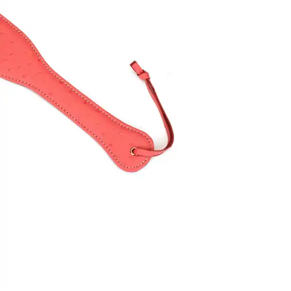 Paddle aus kirschrosa Leder LIEBE SEELE, geprägte Straußenhaut, leicht und handlich. Glamouröses Design und furchteinflößende Funktion für intensive BDSM-Spiele. Mit Handschlaufe zur diskreten Aufbewahrung.