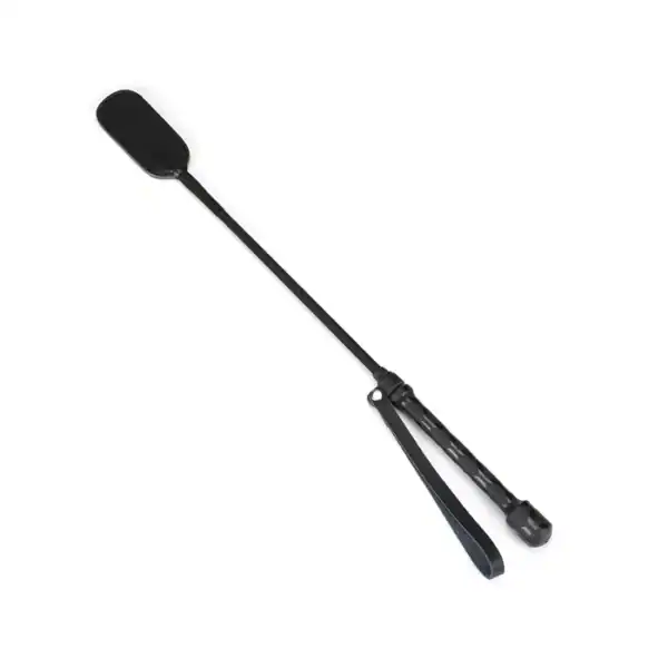 Látigo de punta ancha de la colección Black Bond, fabricado con cuero y tela reciclados. Punta ancha para golpes limpios y control total. Un accesorio para una dominación responsable e intensa.