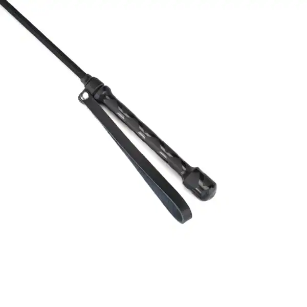 Látigo de punta ancha de la colección Black Bond, fabricado con cuero y tela reciclados. Punta ancha para golpes limpios y control total. Un accesorio para una dominación responsable e intensa.