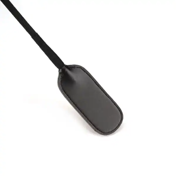 Látigo de punta ancha de la colección Black Bond, fabricado con cuero y tela reciclados. Punta ancha para golpes limpios y control total. Un accesorio para una dominación responsable e intensa.