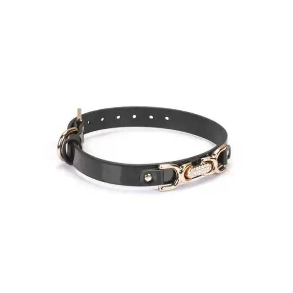 Collar gargantilla negro con strass y doble C dorada de LIEBE SEELE. Hecho de imitación de cuero, 7 ajustes para un ajuste perfecto. Un accesorio chic y provocativo para los juegos de cachorros o los conjuntos fetichistas.