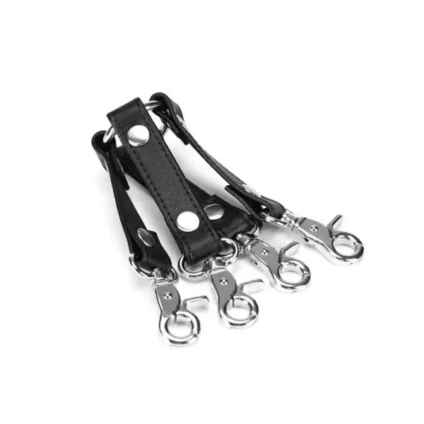 Hogtie aus schwarzem Leder mit silbernen Metallclips aus der Black Bond Kollektion für totale Unterwerfung. Langlebiges und effektives BDSM-Accessoire, das aus recycelten Materialien hergestellt wurde.