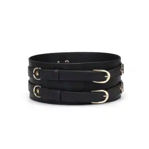 Ceinture de bondage en cuir noir de la collection Dark Secret. Fabriquée à la main avec des finitions dorées et deux anneaux en D pour fixation. Accessoire de domination luxueux et raffiné.