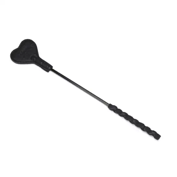 Cravache en cuir noir embossé façon autruche avec marque en forme de cœur. Accessoire BDSM léger et maniable avec manche texturé et finitions dorées.