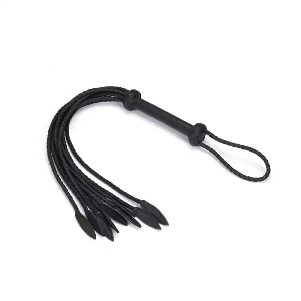 Látigo de nueve colas de cuero negro trenzado con púas de cuero. Ligero y práctico accesorio BDSM con agarre firme y discreto lazo de suspensión.