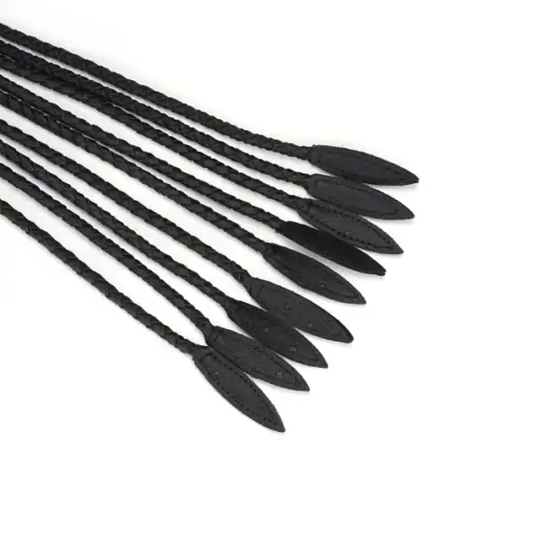 Látigo de nueve colas de cuero negro trenzado con púas de cuero. Ligero y práctico accesorio BDSM con agarre firme y discreto lazo de suspensión.