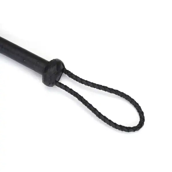 Látigo de nueve colas de cuero negro trenzado con púas de cuero. Ligero y práctico accesorio BDSM con agarre firme y discreto lazo de suspensión.
