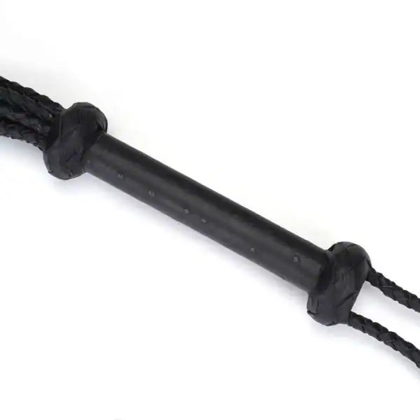 Látigo de nueve colas de cuero negro trenzado con púas de cuero. Ligero y práctico accesorio BDSM con agarre firme y discreto lazo de suspensión.
