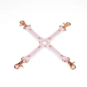 Atadura de cuero rosa y blanco de la colección Fairy, en piel de cordero con clips metálicos en oro rosa. Un accesorio BDSM de inmovilización total que combina suavidad y sumisión en un elegante diseño en tonos pastel.