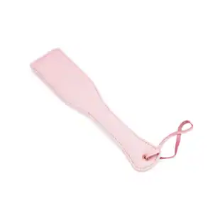 Rosafarbenes Lederpaddle aus der Fairy-Kollektion, gefertigt aus weißem und rosafarbenem Lammleder mit roségoldenen Akzenten. Ein raffiniertes BDSM-Accessoire für kontrollierte und elegante Spanking-Spiele.