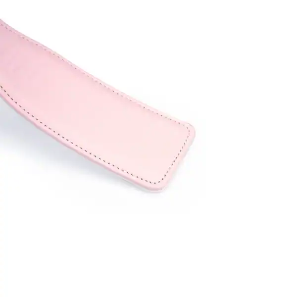 Rosafarbenes Lederpaddle aus der Fairy-Kollektion, hergestellt aus weißem und rosafarbenem Lammleder mit roségoldenen Akzenten. Ein raffiniertes BDSM-Accessoire für kontrollierte und elegante Spanking-Spiele.