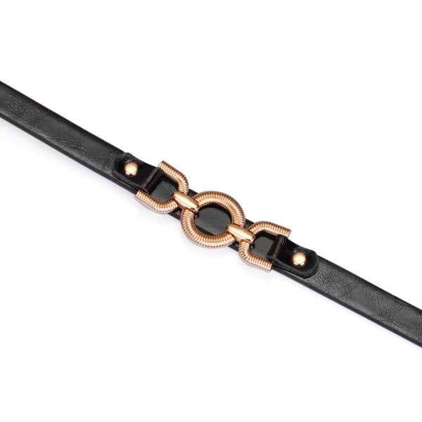 Gargantilla flexible y ajustable de polipiel negra brillante con anilla central de metal dorado