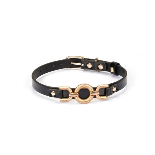 Gargantilla flexible y ajustable de polipiel negra brillante con anilla central de metal dorado