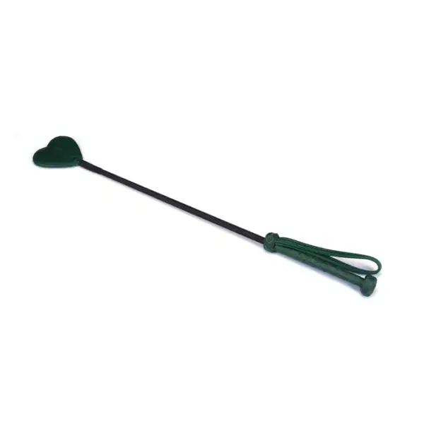 La cravache en cuir à embout cœur de la collection Mossy Chic allie cuir vert profond et finition métallique dorée. Son embout en forme de cœur imprime des traces délicates mais marquantes, tandis que le manche en cuir tressé assure une prise parfaite. La dragonne en cuir permet un contrôle optimal, créant un équilibre parfait entre élégance et discipline. À combiner avec d'autres accessoires de la collection pour des jeux BDSM raffinés.