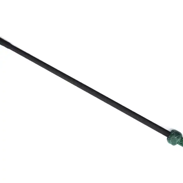 La cravache en cuir à embout cœur de la collection Mossy Chic allie cuir vert profond et finition métallique dorée. Son embout en forme de cœur imprime des traces délicates mais marquantes, tandis que le manche en cuir tressé assure une prise parfaite. La dragonne en cuir permet un contrôle optimal, créant un équilibre parfait entre élégance et discipline. À combiner avec d'autres accessoires de la collection pour des jeux BDSM raffinés.
