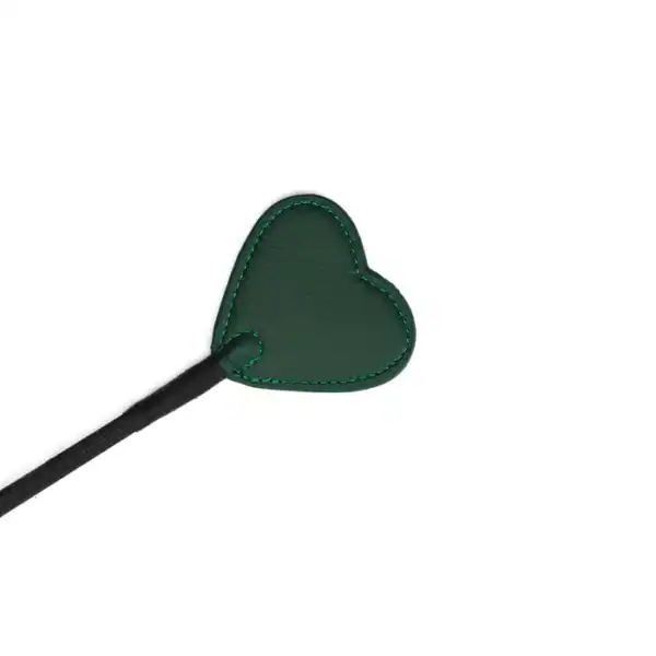 La cravache en cuir à embout cœur de la collection Mossy Chic allie cuir vert profond et finition métallique dorée. Son embout en forme de cœur imprime des traces délicates mais marquantes, tandis que le manche en cuir tressé assure une prise parfaite. La dragonne en cuir permet un contrôle optimal, créant un équilibre parfait entre élégance et discipline. À combiner avec d'autres accessoires de la collection pour des jeux BDSM raffinés.