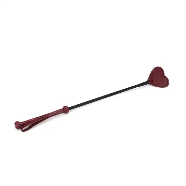 Weinrote Lederpeitsche mit herzförmiger Spitze. Geflochtener Griff und Lederschlaufe für eine präzise Kontrolle. Elegant, leicht und perfekt für raffinierte BDSM-Spiele.