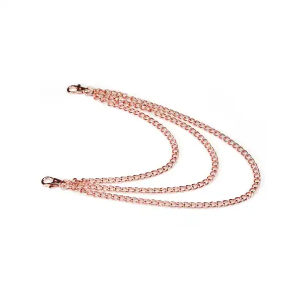 Harnais buste en cuir rouge vin avec finitions or rose. Design ajustable, inspiré des bretelles d’ouvrier, avec chaîne décorative à la taille. Élégant et confortable, idéal pour jeux BDSM.