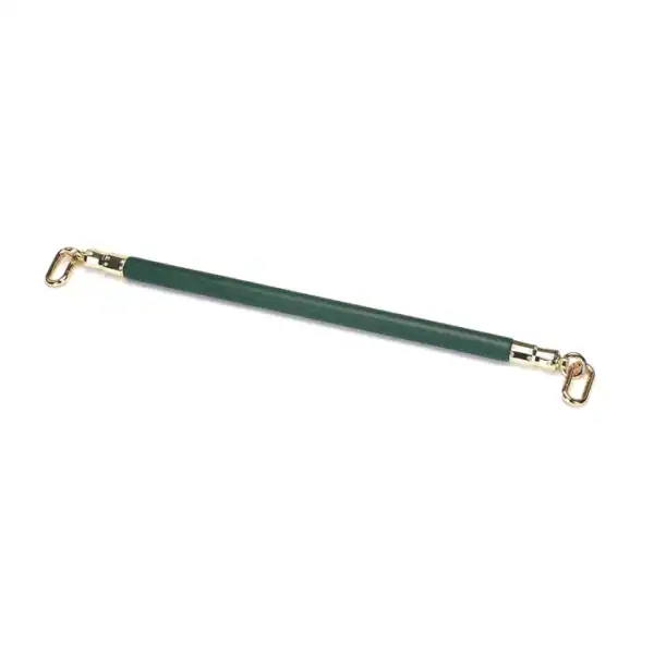 Spreizstange aus grünem Leder und Eukalyptusholz mit vergoldeten Metallbeschlägen. Elegantes BDSM-Accessoire für eine präzise und kontrollierte Fesselung, perfekt für die Mossy Chic-Kollektion.