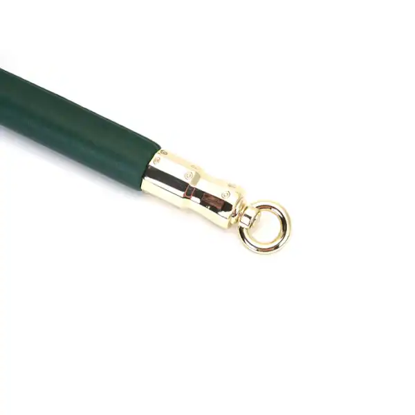 Spreizstange aus grünem Leder und Eukalyptusholz mit vergoldeten Metallbeschlägen. Elegantes BDSM-Accessoire für eine präzise und kontrollierte Fesselung, perfekt für die Mossy Chic-Kollektion.