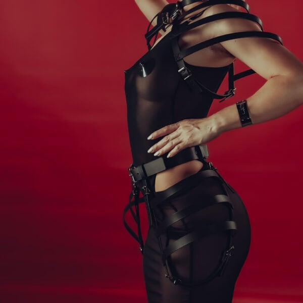 NIAR House - Harness Belt 17863 - Choker Harness 73863 Choker Geschirr und Gürtel aus 3 mm dickem, pflanzlich gegerbtem, italienischem Sattlerleder in Schwarz mit einem avantgardistischen Design mit schwebenden Schulterriemen und einer käfigähnlichen Taille. Zum Tragen im Lagenlook oder mit nichts darunter