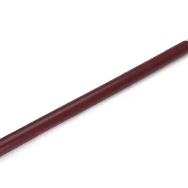 Spreizstange aus weinrotem Leder mit einem Kern aus Eukalyptusholz. O-Ringe aus roségoldfarbenem Metall zur Befestigung von Knöchelschienen. Elegant und funktional für raffinierte BDSM-Spiele.
