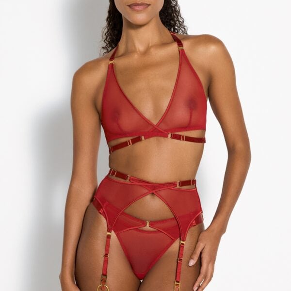 BORDELLE Signature - Wide Strap String Rot - Wrap BH Rot - Wrap Strapsgürtel Rot Rotes Dessous-Set mit einem roten String aus transparentem, weichem Tüll mit satinierten, elastischen Bändern, verstellbaren Hüftbändern und 24k vergoldeten Messingbeschlägen, Strumpfhaltern aus weichem, rotem Netz mit goldfarbenen Details und breiten, elastischen Strumpfbändern mit satinierten, weichen Details und einem dreieckigen, vorne gekreuzten BH aus weichem Netz mit goldfarbenen Details.