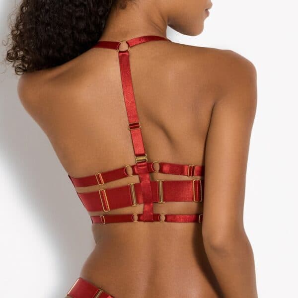 BORDELLE Signature - String Wide Strap Rouge - Soutien-gorge Wrap Rouge Ensemble de Lingerie Rouge Brulé avec Soutien-Gorge Triangle Croisé Devant et String Rouge en Tulle transparent doux avec bandes élastiques satinées Rouges lanières ajustables sur les hanches et finitions en laiton doré à l’or fin 24k
