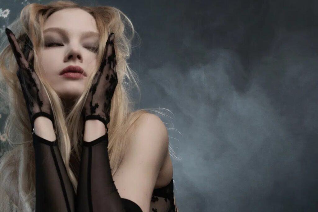 Gants longs en résille stretch noire avec Dentelle élastique européen et finitions métal plaqué or