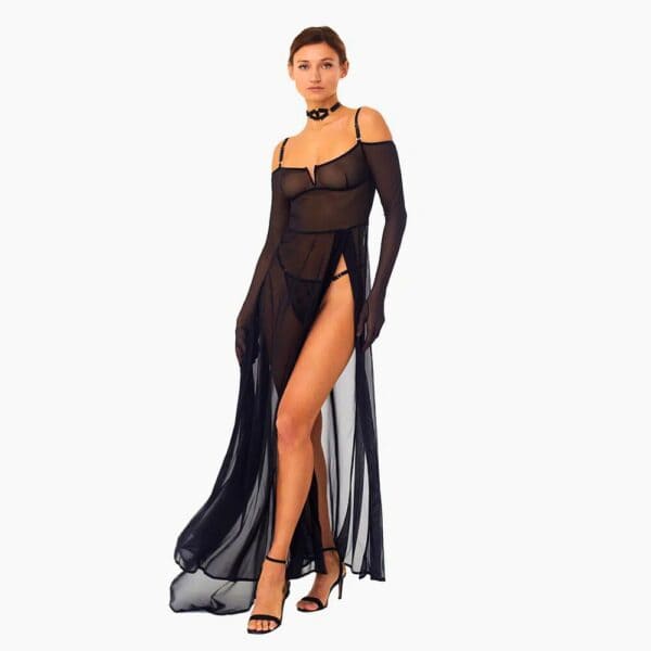 Schwarzes langes Kleid aus elastischem europäischem Stretch-Netz und vergoldeten Metallbeschlägen mit fließenden Drapierungen und subtiler Schleppe.