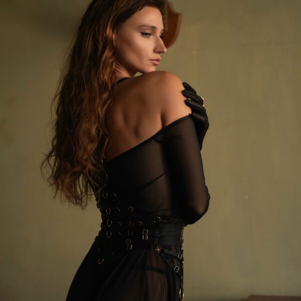 Lange schwarze Netzkleid fließend drapiert mit einer subtilen Schleppe lange Ärmel mit integrierten Handschuhen mit abnehmbaren Trägern enthalten Paar mit goldenen Verzierungen, die andere in schwarz getragen mit einem schwarzen Geschirr in elastischen aufwendigen Arbeit im Rücken Details in goldenen Ringen, verstellbaren Riemen und mehrere Bindungen