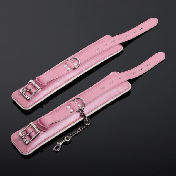 Menottes Poignets en Cuir de Vachette Bicolore Rose Extérieur Blanc Intérieur attaches reliées par une chaîne Argenté double mousqueton en métal Argenté et fermeture à boucle réglable