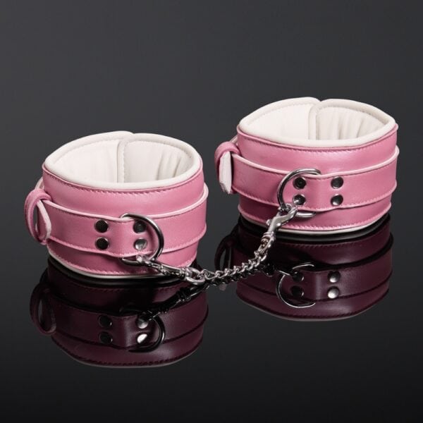 Menottes Poignets en Cuir de Vachette Bicolore Rose Extérieur Blanc Intérieur attaches reliées par une chaîne Argenté double mousqueton en métal Argenté et fermeture à boucle réglable