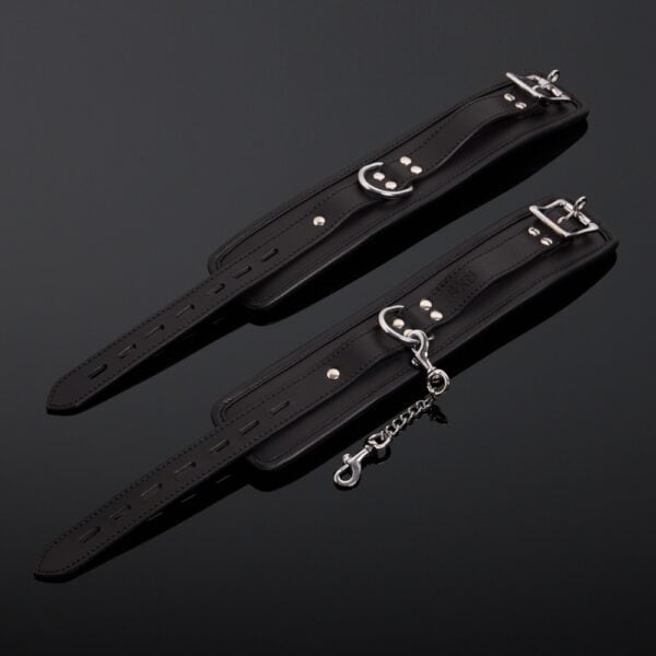 Menottes Poignets en Cuir de Vachette Noir Attaches reliées par une chaîne double mousqueton en métal argenté et fermeture à boucle réglable