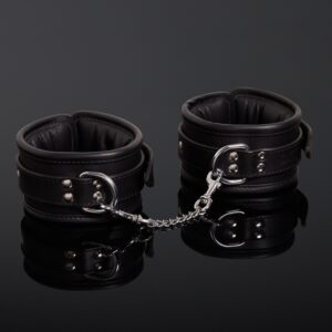 Menottes Poignets en Cuir de Vachette Noir Attaches reliées par une chaîne double mousqueton en métal argenté et fermeture à boucle réglable
