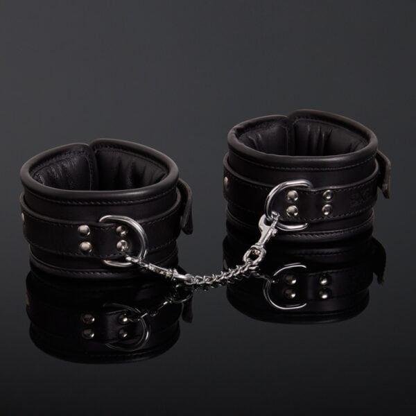 Menottes Poignets en Cuir de Vachette Noir Attaches reliées par une chaîne double mousqueton en métal argenté et fermeture à boucle réglable