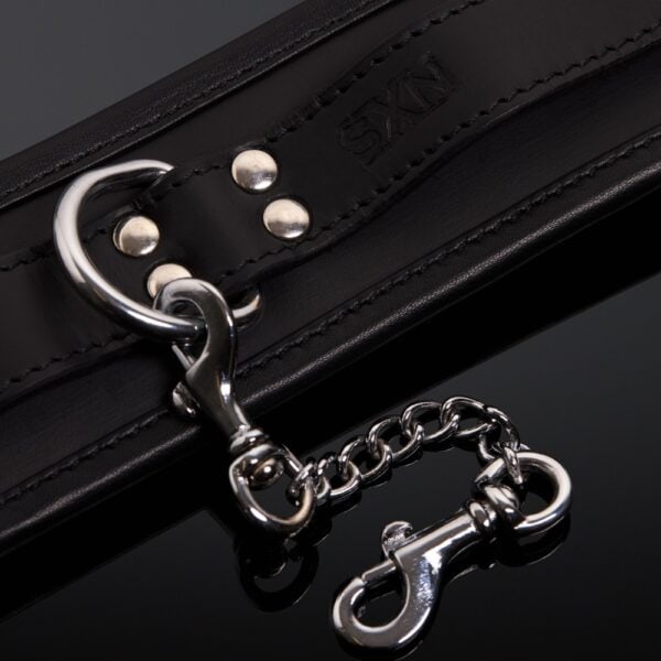 Menottes Poignets en Cuir de Vachette Noir Attaches reliées par une chaîne double mousqueton en métal argenté et fermeture à boucle réglable