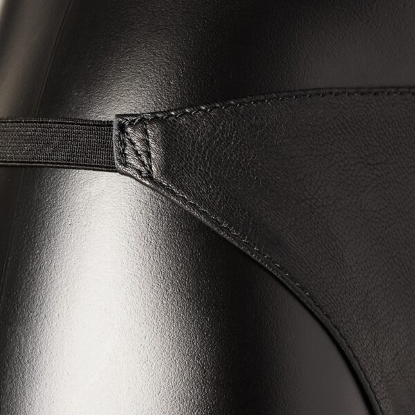 Schwarzer Lederslip von House of SXN, minimalistisches und schlichtes Design mit einem tief auf die Hüften gelegten Lederdreieck. Ein luxuriöses Accessoire für einen provokanten und bequemen Look.