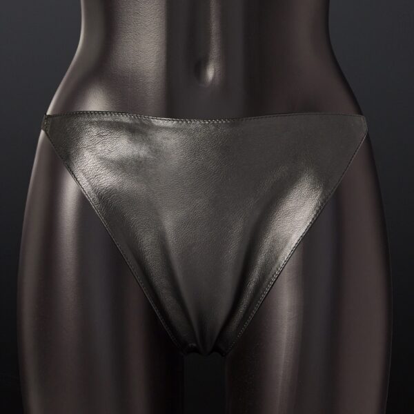 Schwarzer Lederslip von House of SXN, minimalistisches und schlichtes Design mit einem tief auf die Hüften gelegten Lederdreieck. Ein luxuriöses Accessoire für einen provokanten und bequemen Look.