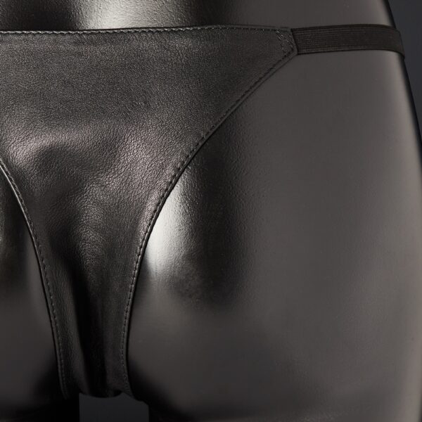 Schwarzer Lederslip von House of SXN, minimalistisches und schlichtes Design mit einem tief auf die Hüften gelegten Lederdreieck. Ein luxuriöses Accessoire für einen provokanten und bequemen Look.