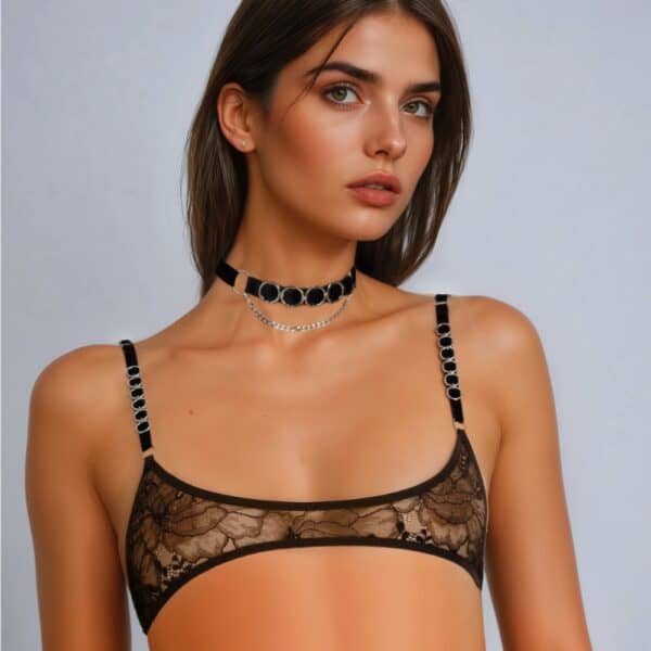 Micro brassière MAX Lash Me Tender en dentelle française recyclée et velours, réglable, non genrée, avec fermoir arrière, style éthique et durable.