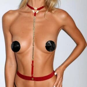 Arnés joya Lola rojo con cadenas doradas, un accesorio femenino de alta gama que realza el escote o la cintura.