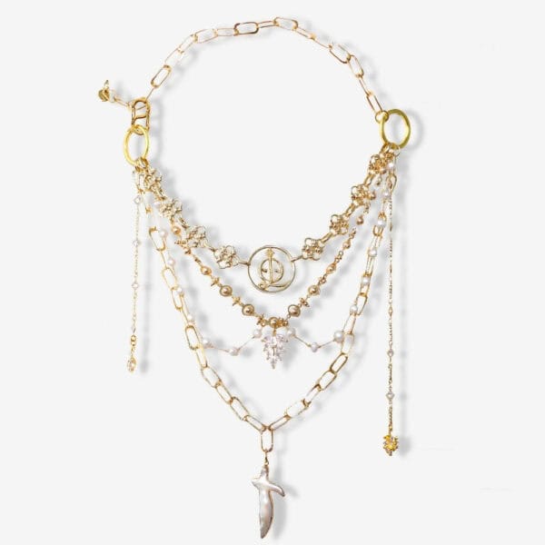 QRUCIFIX - Collar Aura Collar de circonitas bañadas en oro de 18 quilates, perlas de agua dulce y cristales. Colgante en forma de cruz de oro auténtico montado a mano. Elegancia, sensualidad y lujo, firmado Qrucifix.