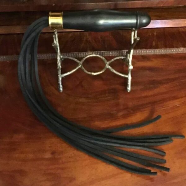 Lanyard whip in cowhide oil Hand-turned beechwood handle with suggestive shape and solid brass collar