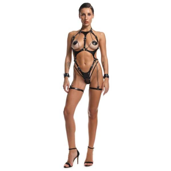 Femme portant le harnais en cuir noir ORA de la marque ANOESES, ensemble BDSM avec chaînes et détails métalliques.